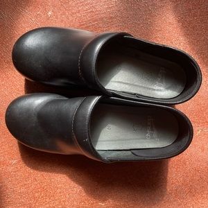 Dansko size 40 (US Size 9.5) Black oiled clogs